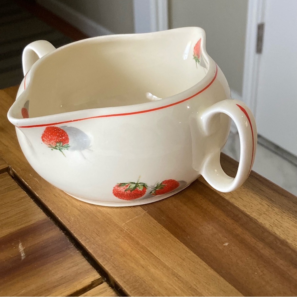 Vintage Strawberry 1930s
Cavitt-Shaw Shortcake Double
Spout Gravy Boat Dishware - Picture 9 of 9